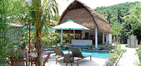 Se sirven desayunos, almuerzos y cenas; cocina local e internacional