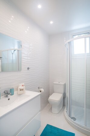 House, 1 Bedroom | Bathroom | Shower, free toiletries, hair dryer, towels - Chora House (Mykonos)