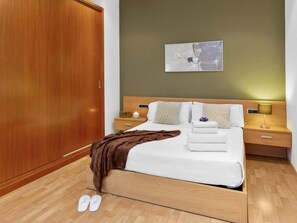 2 bedrooms, iron/ironing board, internet, bed sheets