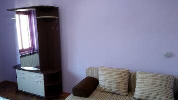 Chambre Quadruple Ăconomique, plusieurs lits, non-fumeurs, vue ville | Fer et planche Ă  repasser, lits pliants/supplĂ©mentaires, Wi-Fi gratuit