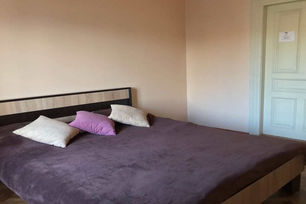 Habitación básica doble, 1 cama matrimonial, para no fumadores, vista a la ciudad | Tabla de planchar con plancha, camas extra, wifi gratis y ropa de cama