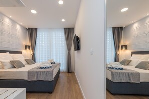 Desk, blackout drapes, soundproofing, free cribs/infant beds - Gallery Rooms Zadar (Zadar)