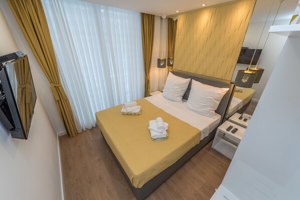 Desk, blackout drapes, soundproofing, free cribs/infant beds - Gallery Rooms Zadar (Zadar)