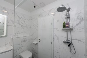 Shower, hair dryer, towels - Gallery Rooms Zadar (Zadar)
