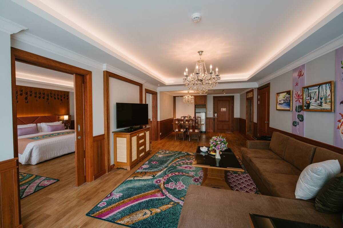 executive suite | living area | smart tv