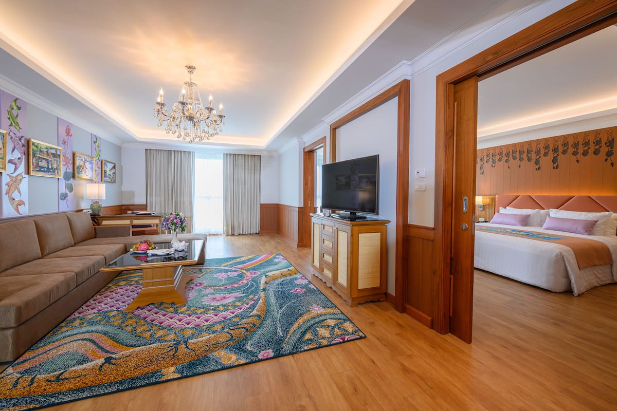 Executive Suite | Minibar, in-room safe, individually decorated, individually furnished