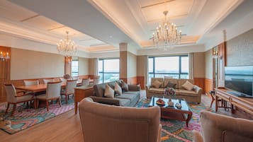 Royal Premier Suite | Oppholdsområde | Smart-TV