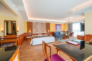 Studio Suite | Minibar, in-room safe, individually decorated, individually furnished