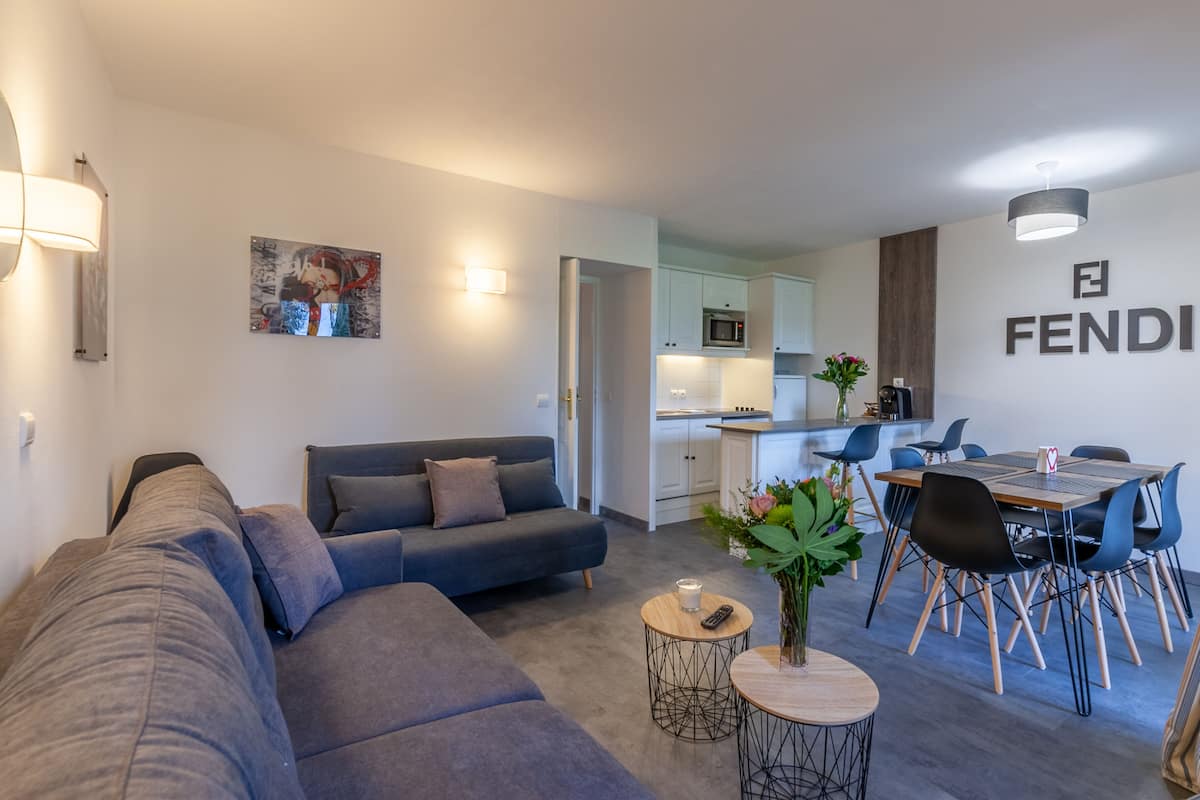 Departamento Premium | 1 habitación, decoración personalizada, muebles diferentes y escritorio