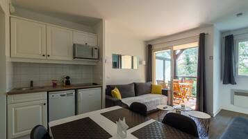 Refrigerador con congelador, microondas, horno y parrilla de estufa