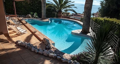 NeaVilla,für 11 Personen,Swimmingpool, Panoramaterrasse,70Mt vom Strand entfernt