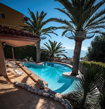 Nea Villa, for 11 people, swimming pool, panoramic terrace, 70 mt from the beach