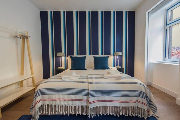 2 bedrooms, iron/ironing board, Internet, bed sheets - High Ceiling Duplex Apartment (Lisboa)