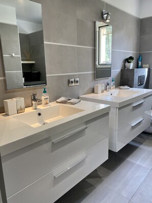 Hair dryer, towels, soap, toilet paper - DETACHED UPSTAIRS VILLA WITH PRIVATE POOL AND GARDEN (Porto Vecchio)