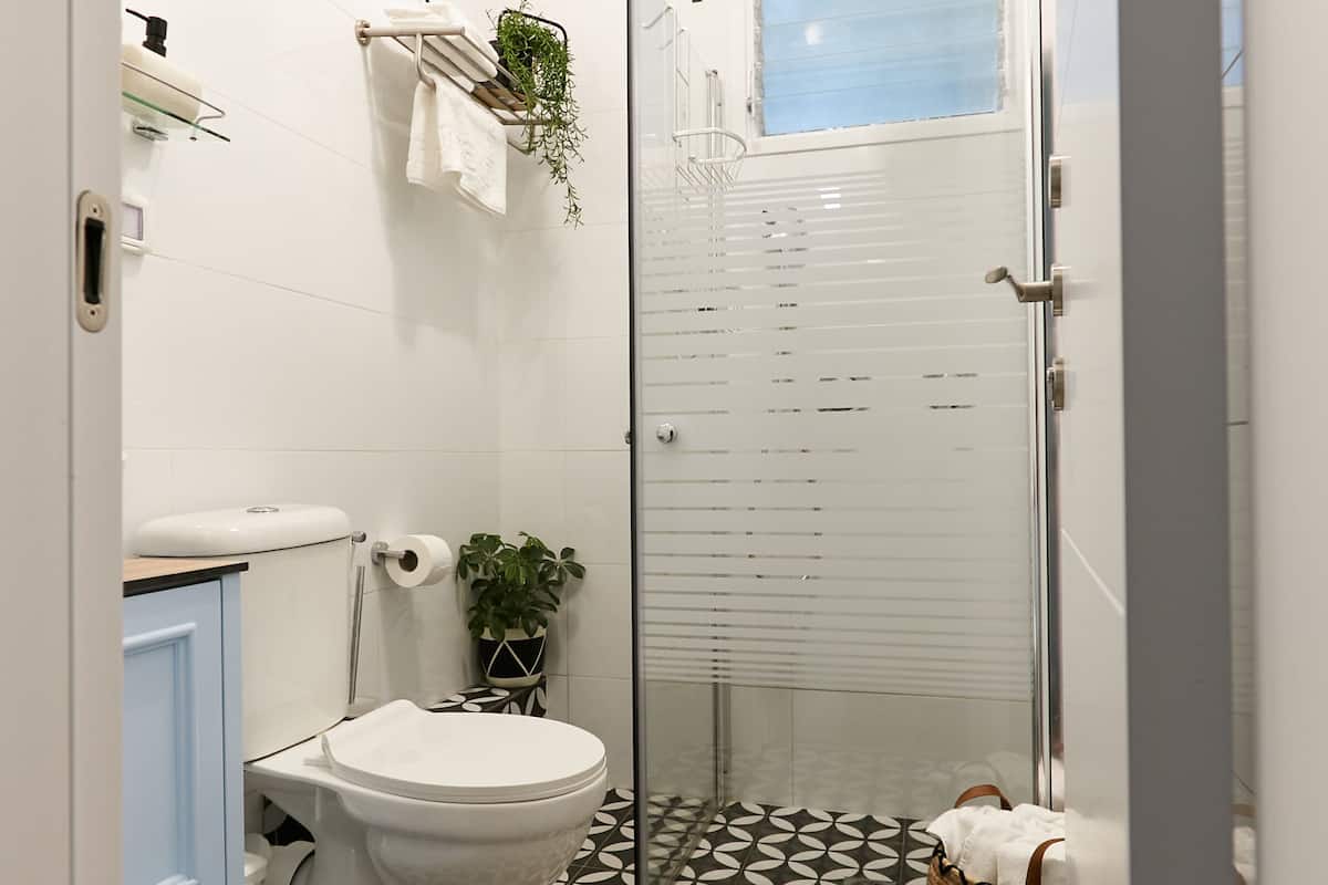 deep-soaking bathtub, free toiletries, hair dryer, towels