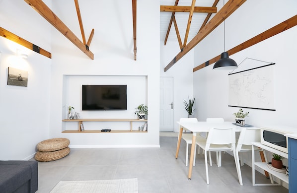 37–tuumainen taulutelevisio, jossa kaapelikanavat