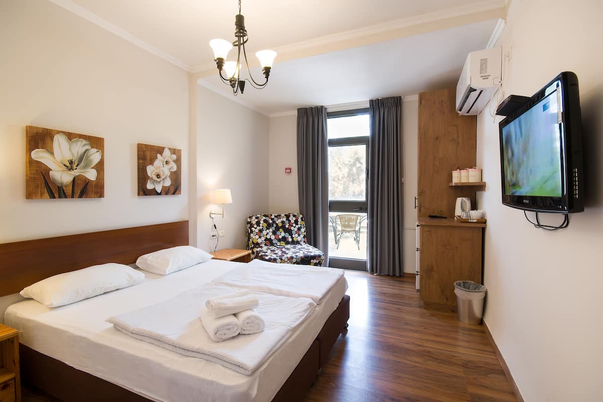 2 bedrooms, free wifi, bed sheets