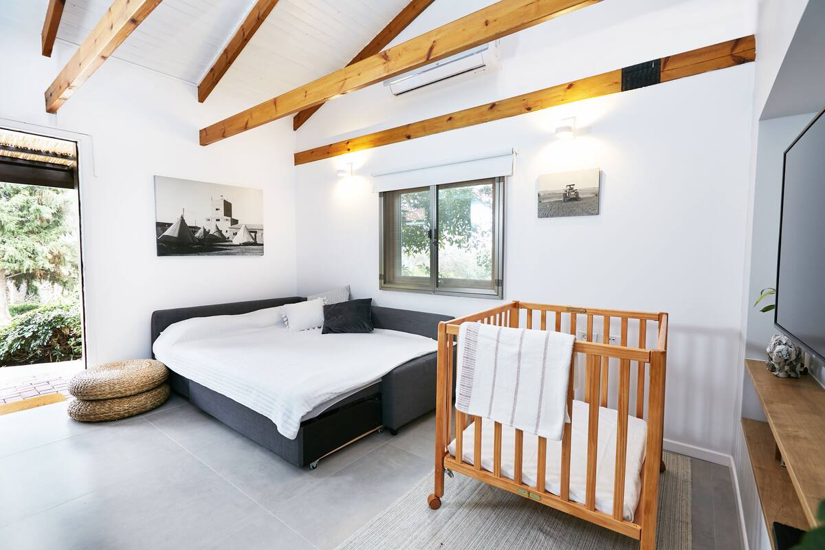 37-inch flat-screen tv with cable channels, tv