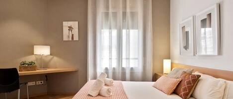 2 slaapkamers, een strijkplank/strijkijzer, internet, beddengoed