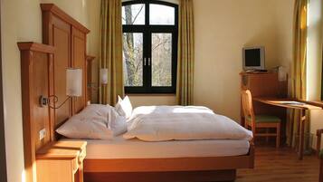 Comfort Double Room | In-room safe, desk, soundproofing, iron/ironing board