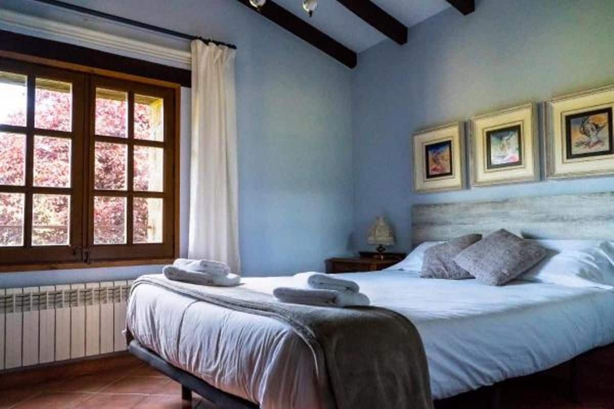 Habitación doble, baño compartido | Cortinas blackout, camas extra y ropa de cama