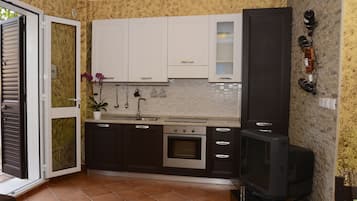 Réfrigérateur, four, plaque de cuisson, cafetiÚre/bouilloire