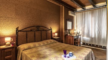 Un dormitorio con cama, mesitas de noche, cómoda, silla y ventana con cortinas.
