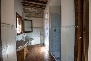 Douche, séchoir à cheveux, bidet, serviettes fournies