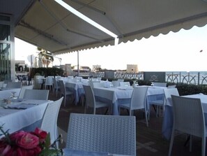 บริการอาหารกลางวันและอาหารเย็น, อาหารท้องถิ่น