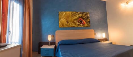 Quarto casal standard | Cofres nos quartos, escrivaninha, roupa de cama