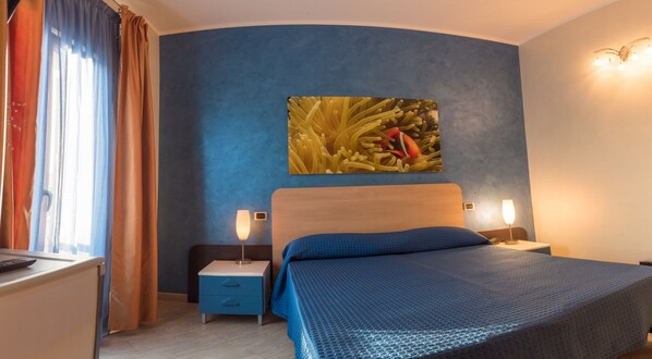 ห้องสแตนดาร์ดดับเบิล | ตู้นิรภัยในห้องพัก, โต๊ะทำงาน, ผ้าปูที่นอน