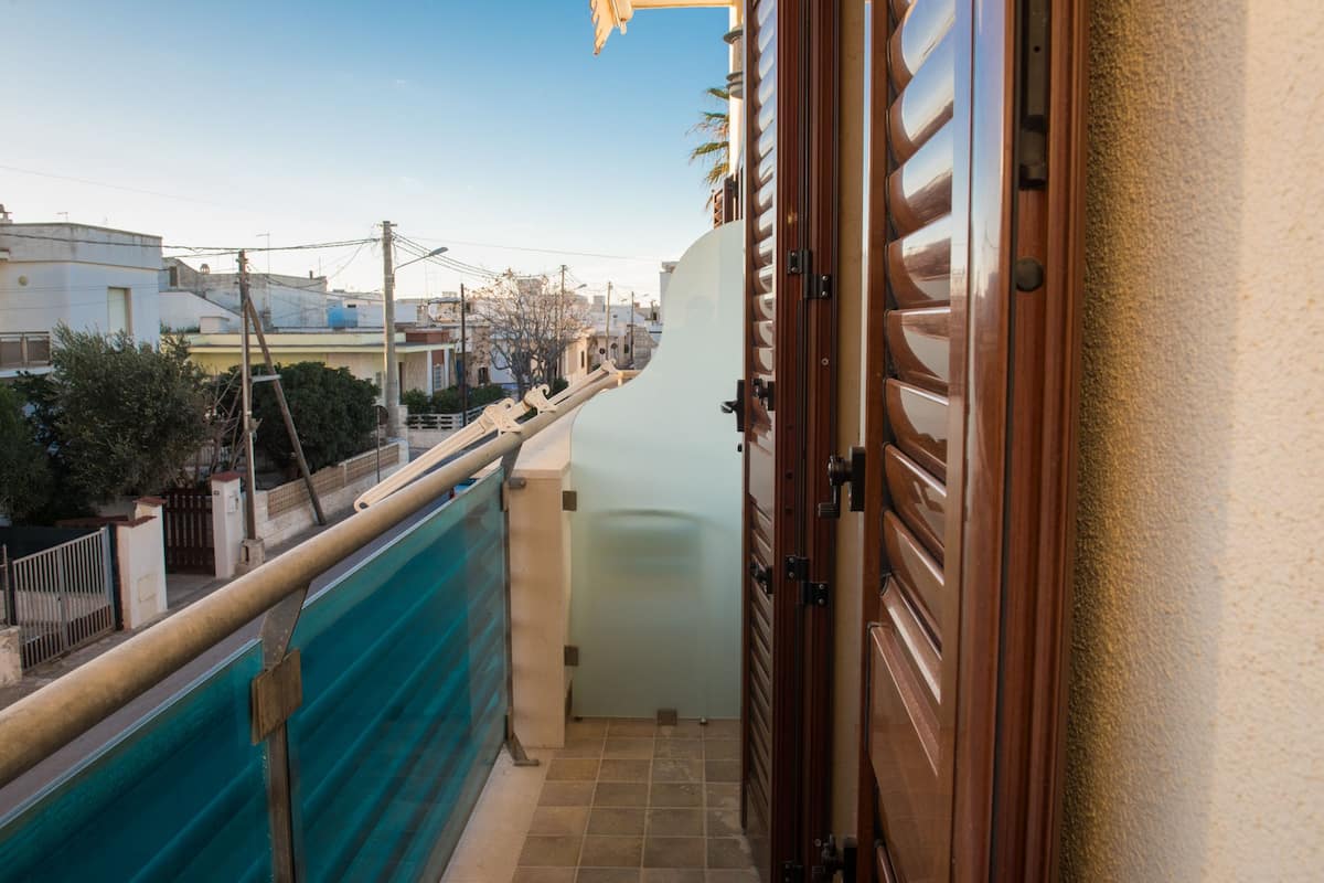 Standard Tek Büyük Yataklı Oda | Odada kasa, masa, çarşaf takımı