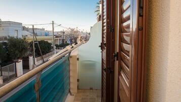 Standard Double Room | In-room safe, desk, bed sheets