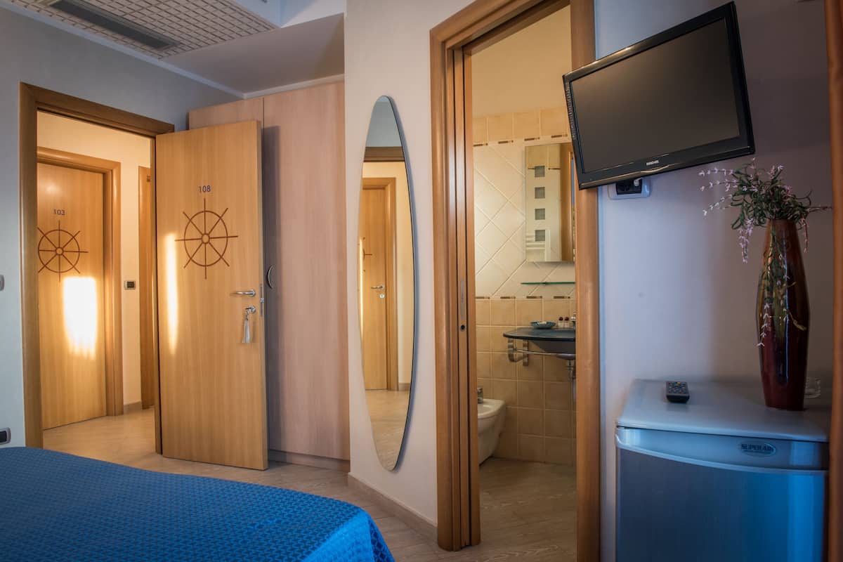 Standard Tek Büyük Yataklı Oda | Odada kasa, masa, çarşaf takımı