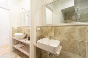 Shower, jetted bath, hair dryer, bidet - Ca Maria, bright and quite apartment in Venice (Venezia)