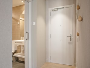 Baignoire, séchoir à cheveux, serviettes fournies