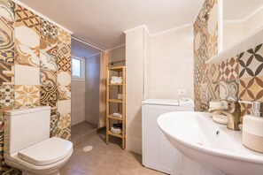 Ensemble douche/baignoire, sèche-cheveux, serviettes fournies, savon