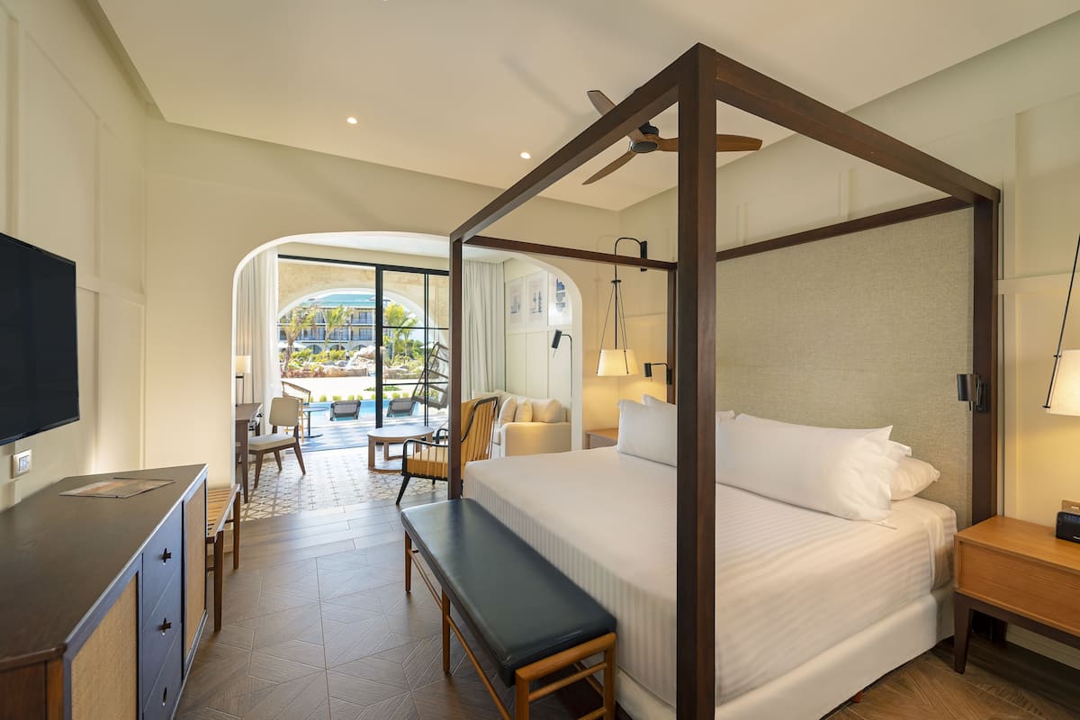 Swim Up Junior Suite El Beso | Free minibar, in-room safe, desk, iron/ironing board
