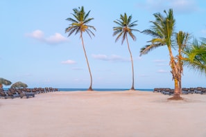 Sulla spiaggia, sabbia bianca, cabine da spiaggia gratuite
