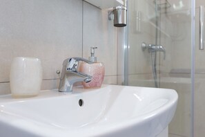 Apartment (A1) | Bathroom | Shower, towels, toilet paper - Apartments Niko (Malinska-Dubasnica)
