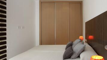 1 habitación, tabla de planchar con plancha, internet y ropa de cama