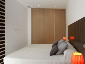 1 dormitorio, tabla de planchar con plancha, Internet y ropa de cama