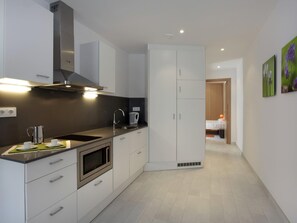 Frigorífico, microondas, lavavajillas y cafetera o tetera