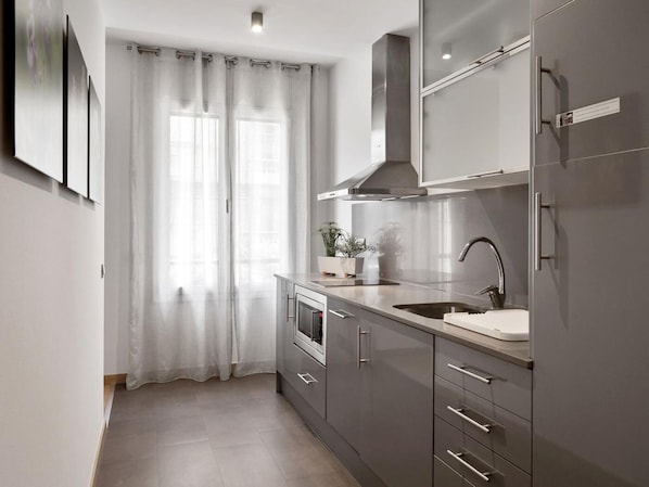 Fridge, microwave, dishwasher, coffee/tea maker - One-bedroom apartment on Gran Via in Barcelona (Barcelona)