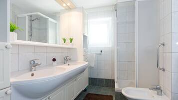 Apartment, 2 Schlafzimmer (405 – 1.kat) | Badezimmer | Dusche, Handtücher, Seife, Toilettenpapier