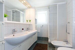 Appartement, 2 chambres (405 â 1.kat) | Salle de bain | Douche, serviettes fournies, savon, papier de toilette