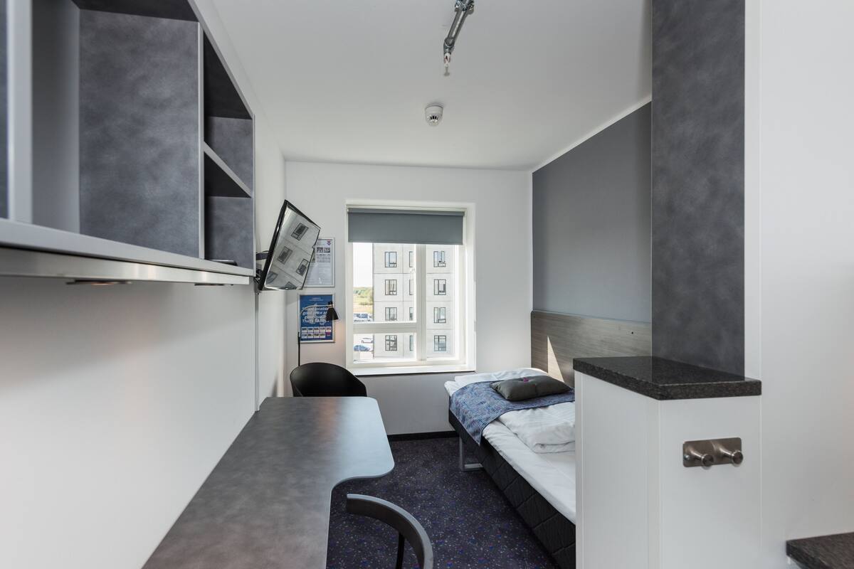 Coffres-forts dans les chambres, bureau, fer et planche à repasser