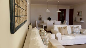 Fernseher, Kamin, Musikbibliothek, Videothek