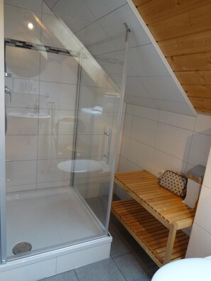 Dusche, Haartrockner, Handtücher