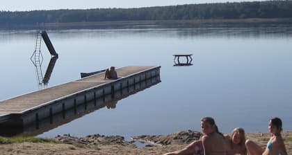 Schweden-Villa mit 2 Booten am Useriner See am Müritz-Nationalpark